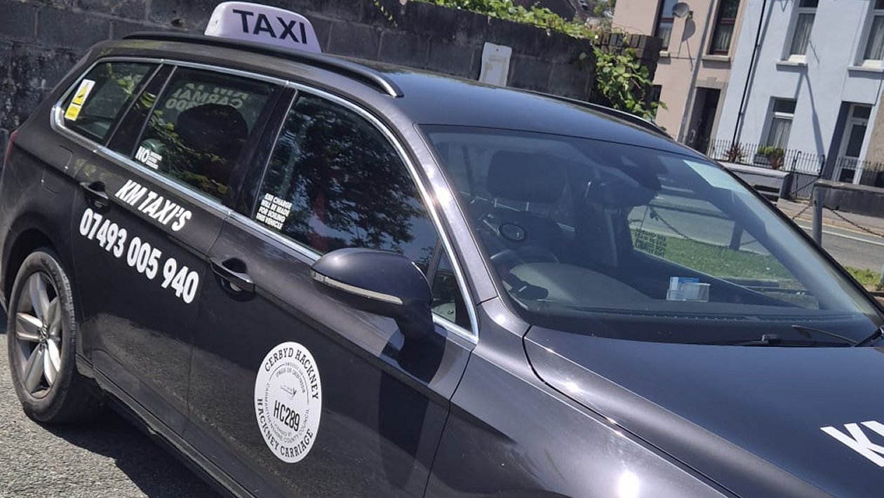 07493 005 940 KM TAXI Carmarthen