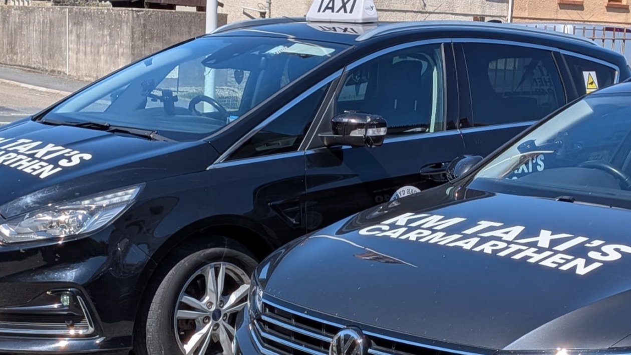 07493 005 940 KM TAXI Carmarthen